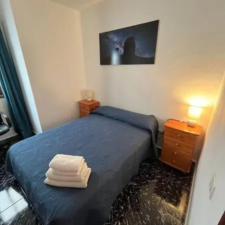 3 Dormitorios. Terraza. Bus Stop Apartment *