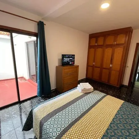 3 Dormitorios. Terraza. Bus Stop *