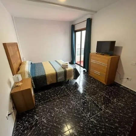 Lägenhet 3 Dormitorios. Terraza. Bus Stop *