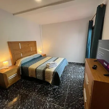 Lägenhet 3 Dormitorios. Terraza. Bus Stop *