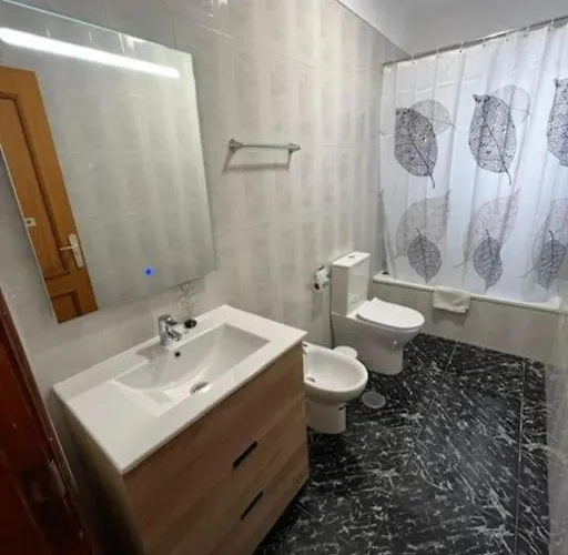 3 Dormitorios. Terraza. Bus Stop